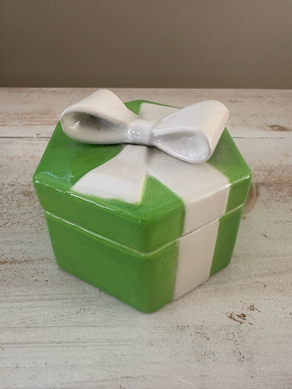 Vintage Mancer Kelly Green Porcelain Trinket Box w Bow Detail Made in Italy